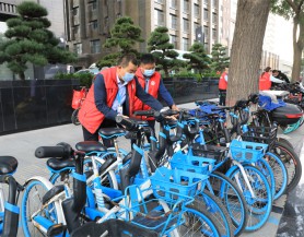 甘肅文旅集團(tuán)和廣武門后街社區(qū)開展“整治共享單車亂停亂放”志愿服務(wù)活動