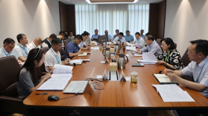 6月13日，甘肅文旅集團召開黨委（擴大）會議，專題傳達學習、貫徹落實全省文旅產(chǎn)業(yè)融合發(fā)展專題調研座談會精神。集團黨委書記、董事長石培文主持會議并提出具體要求。集團領導班子成員、各一級及比照一級子公司、