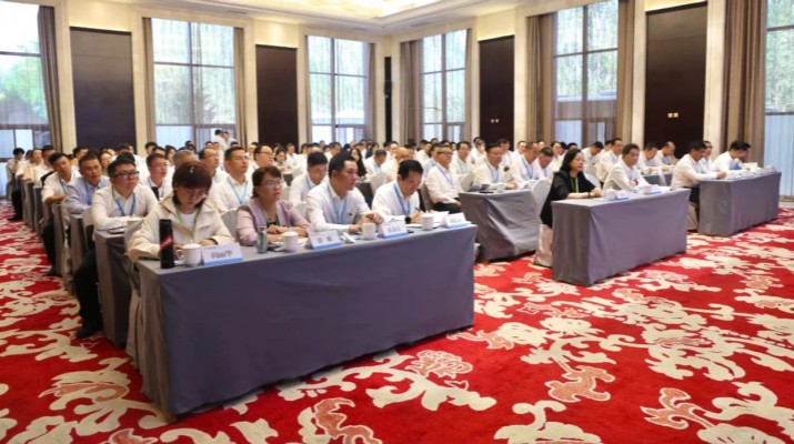 6月20日，甘肅文旅集團2025年文化品牌建設暨內訓師培訓班在集團武威實訓基地開班。甘肅文旅集團黨委書記、董事長石培文以《黃沙與星途，種植文旅人的永恒綠洲》為題，講授了“開班第一課″，翻開集團企業(yè)文化