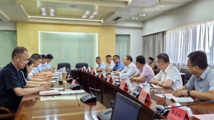 7月9日至11日，甘肅文旅集團黨委書記、董事長石培文帶隊赴連云港市考察交流，連云港市政府黨組成員、副市長杜波主持座談會，連云港市政府及相關(guān)部門負(fù)責(zé)人參加座談。座談會上，石培文介紹了甘肅文旅集團在科技智