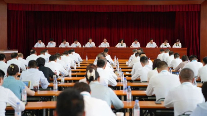 7月18日上午，甘肅文旅集團(tuán)召開(kāi)2025年上半年工作會(huì)暨生產(chǎn)經(jīng)營(yíng)調(diào)度會(huì)。集團(tuán)黨委書(shū)記、董事長(zhǎng)石培文出席會(huì)議并講話，黨委副書(shū)記、總經(jīng)理馬文玫主持會(huì)議并安排下半年重點(diǎn)工作。會(huì)議通報(bào)了集團(tuán)上半年經(jīng)營(yíng)成果、“
