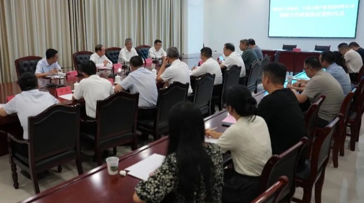 8月7日，甘肅文旅集團(tuán)與隴南市人民政府簽訂《戰(zhàn)略合作框架協(xié)議》。隴南市委書(shū)記張柯兵，集團(tuán)黨委書(shū)記、董事長(zhǎng)石培文出席簽約儀式并致辭，隴南市委副書(shū)記、市長(zhǎng)劉永革，副市長(zhǎng)汪精海，集團(tuán)黨委委員、副總經(jīng)理朱銀鴻