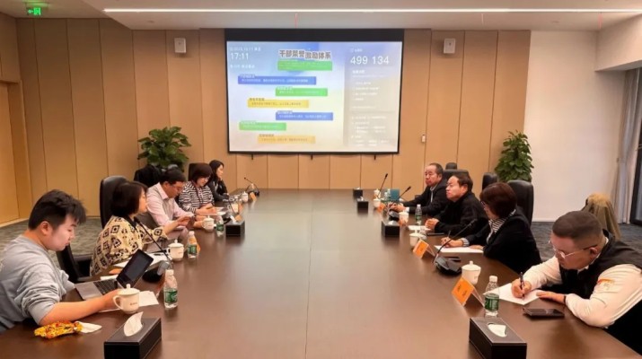 10月17日，甘肅文旅集團黨委書記、董事長石培文帶隊赴北京快手科技有限公司總部考察，對接洽談相關(guān)合作項目?？焓挚萍几笨偛脧堒姡笨偩庉嬆叱?，集團公司副總經(jīng)理謝昕，雙方相關(guān)子公司負責(zé)人參加考察座談。張軍