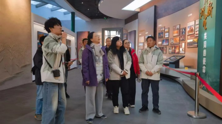 10月17日-18日，甘肅文旅集團黨委副書記、總經(jīng)理馬文玫帶隊赴集團旗下子公司運營集團代管運營的額濟納胡楊林景區(qū)、額濟納胡楊生態(tài)文化科普館等地開展專題考察調(diào)研，了解額濟納胡楊林景區(qū)運營成效，并與額濟納