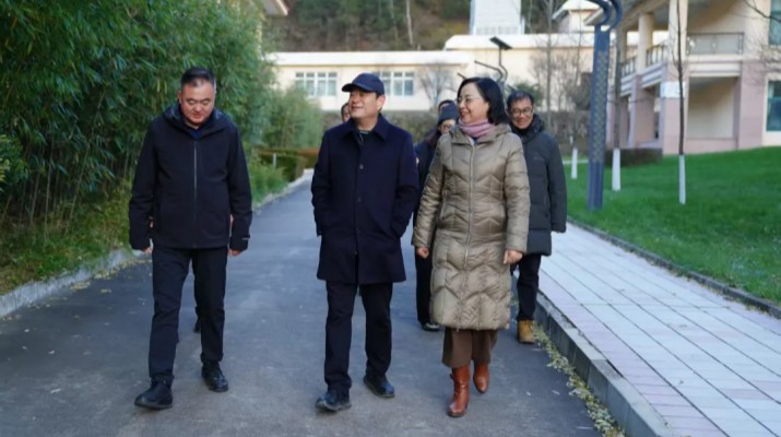 11月18日，甘肅文旅集團(tuán)黨委書(shū)記、董事長(zhǎng)石培文帶隊(duì)赴天水和諧園如驛部落開(kāi)展冬季運(yùn)營(yíng)調(diào)研，集團(tuán)黨委副書(shū)記、總經(jīng)理馬文玫，副總經(jīng)理金世勝及總部相關(guān)部門(mén)負(fù)責(zé)人一同調(diào)研。石培文一行深入天水和諧園如驛部落住宿