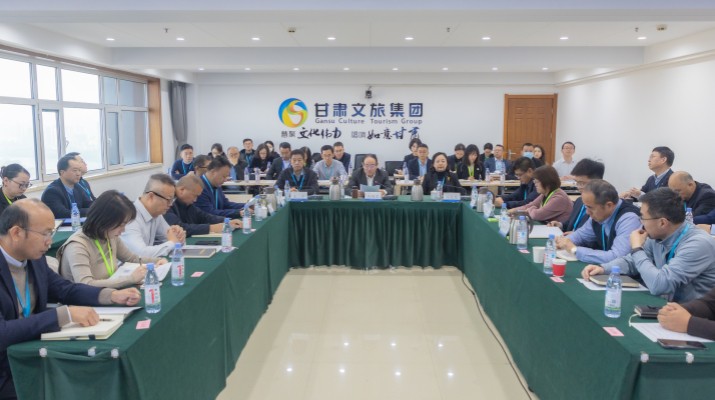 11月21日上午，甘肅文旅集團(tuán)召開申請試點子公司現(xiàn)場評審會。集團(tuán)公司黨委書記、董事長石培文出席并講話。申請試點并初選入圍的甘肅文旅集團(tuán)渭源投資有限公司、甘肅新驛站文化旅游有限公司、蘭州云頂文化旅游有限